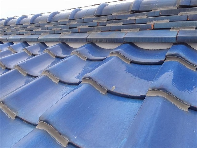 山県市で漆喰補修工事、棟の下や端部、鬼瓦の裏側、巴瓦の中などの漆喰を確認